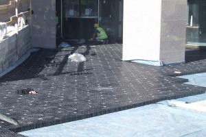 Zielone dachy i boiska na dachach