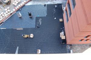 Zielone dachy i boiska na dachach