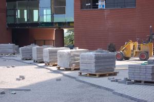 Zielone dachy i boiska na dachach