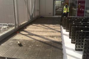 Zielone dachy i boiska na dachach